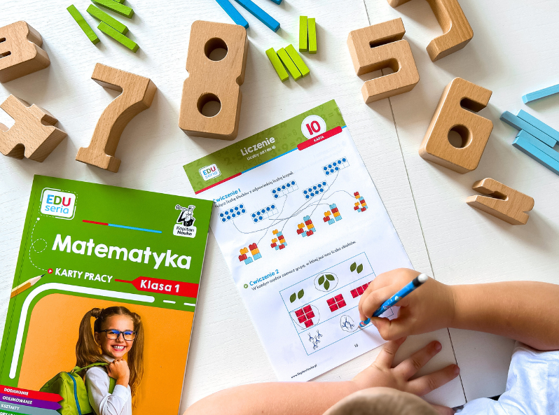 Karty pracy EDUseria do matematyki– dziecko rozwiązuje zadanie